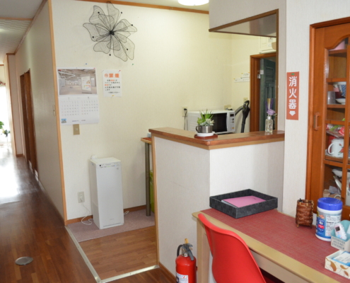 /ホテル/旅館とは違う民宿の雰囲気、ビジネスINNたけなかには共同スペースのキッチンも。